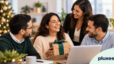 Equipo de trabajo recibiendo regalo