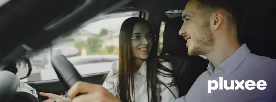Pareja usa los mejores aditivos con las tarjetas de gasolina Pluxee Movilidad