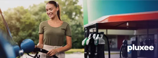 Consumidora usa nuestras tarjetas de gasolina de Pluxee Movilidad